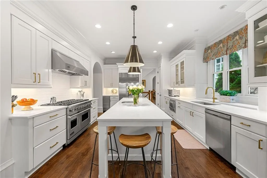 4005 N Stratford Road Ne, Atlanta, Georgia 30342, 6 Bedrooms Bedrooms, ,6 BathroomsBathrooms,Residential,For Sale,4005 N Stratford Road Ne,7567369