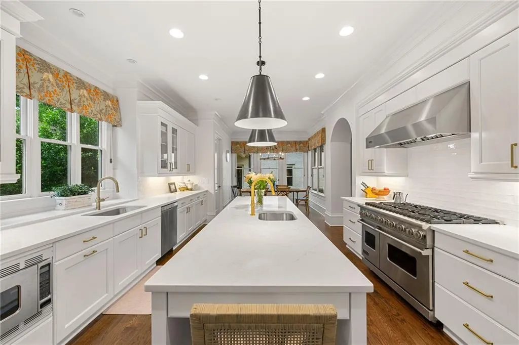 4005 N Stratford Road Ne, Atlanta, Georgia 30342, 6 Bedrooms Bedrooms, ,6 BathroomsBathrooms,Residential,For Sale,4005 N Stratford Road Ne,7567369