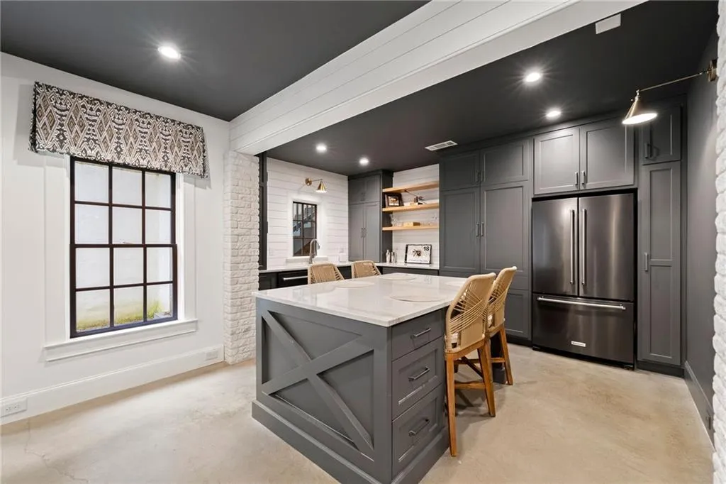 4005 N Stratford Road Ne, Atlanta, Georgia 30342, 6 Bedrooms Bedrooms, ,6 BathroomsBathrooms,Residential,For Sale,4005 N Stratford Road Ne,7567369