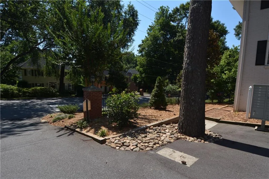 1990 Wellbourne Drive Ne Unit 8, Atlanta, Georgia 30324, 1 Bedroom Bedrooms, ,1 BathroomBathrooms,Residential,Sold,1990 Wellbourne Drive Ne Unit 8,5711480