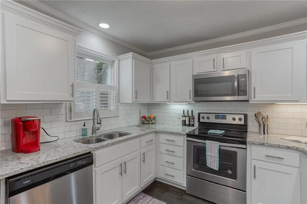 1100 Camden Court, Atlanta, Georgia 30327, 2 Bedrooms Bedrooms, ,2 BathroomsBathrooms,Residential,Sold,1100 Camden Court,6752717