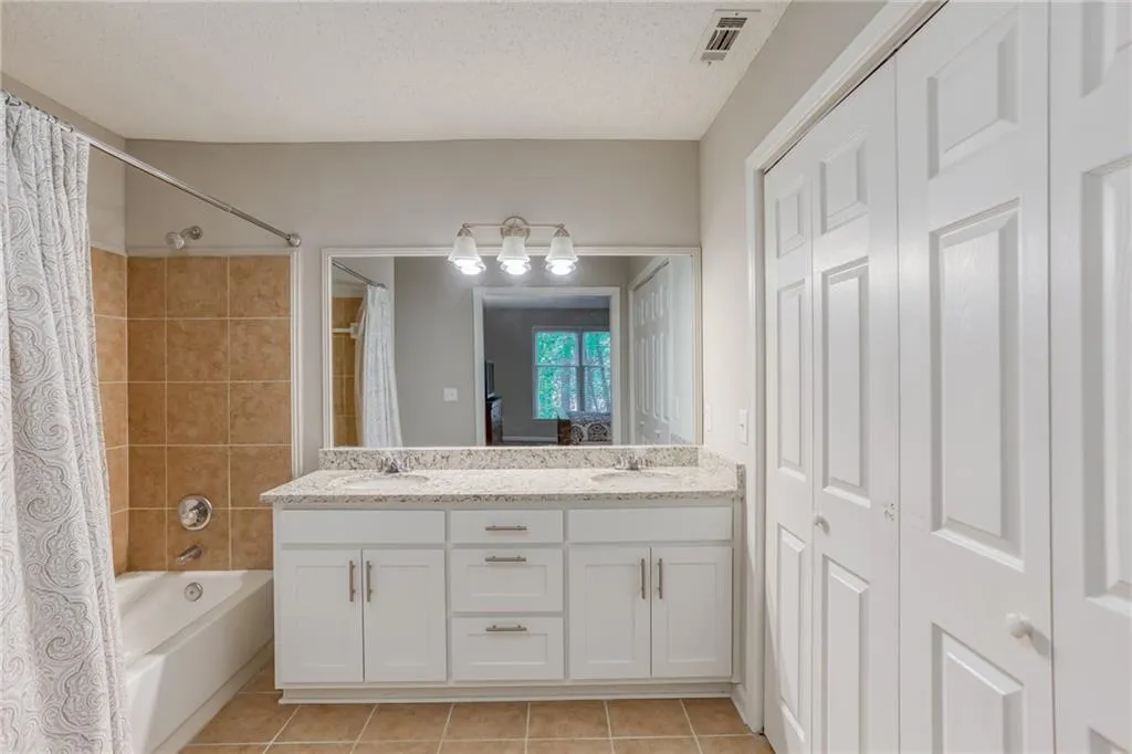 1100 Camden Court, Atlanta, Georgia 30327, 2 Bedrooms Bedrooms, ,2 BathroomsBathrooms,Residential,Sold,1100 Camden Court,6752717