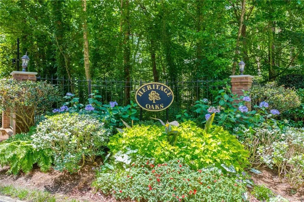 1100 Camden Court, Atlanta, Georgia 30327, 2 Bedrooms Bedrooms, ,2 BathroomsBathrooms,Residential,Sold,1100 Camden Court,6752717