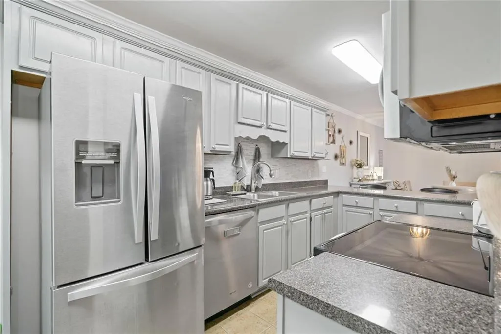 1807 Brighton Point Unit 18g, Atlanta, Georgia 30328, 3 Bedrooms Bedrooms, ,2 BathroomsBathrooms,Residential,For Sale,1807 Brighton Point Unit 18g,7627916