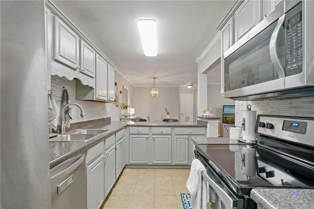 1807 Brighton Point Unit 18g, Atlanta, Georgia 30328, 3 Bedrooms Bedrooms, ,2 BathroomsBathrooms,Residential,For Sale,1807 Brighton Point Unit 18g,7627916