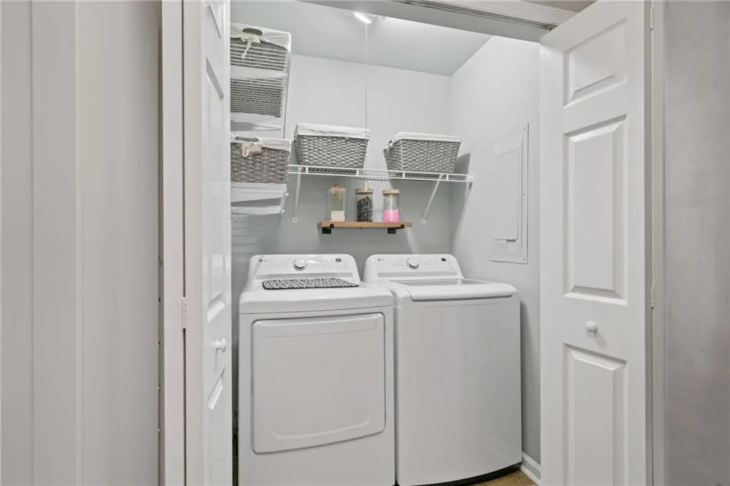 1807 Brighton Point Unit 18g, Atlanta, Georgia 30328, 3 Bedrooms Bedrooms, ,2 BathroomsBathrooms,Residential,For Sale,1807 Brighton Point Unit 18g,7627916