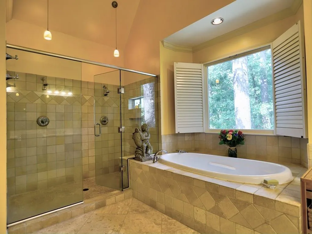 140 Grogans Lake Drive, Sandy Springs, Georgia 30350, 5 Bedrooms Bedrooms, ,4 BathroomsBathrooms,Residential,Sold,140 Grogans Lake Drive,6076442