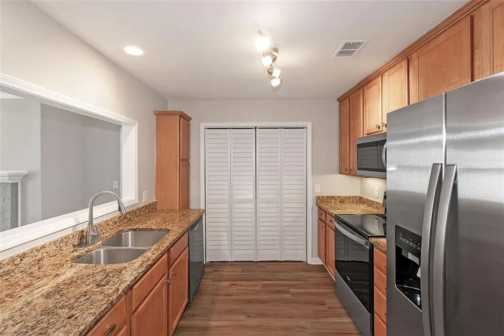 602 Abingdon Way, Atlanta, Georgia 30328, 2 Bedrooms Bedrooms, ,2 BathroomsBathrooms,Residential,For Sale,602 Abingdon Way,7747867