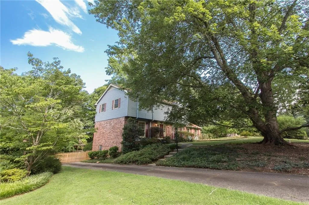 710 Starlight Drive, Atlanta, Georgia 30342, 4 Bedrooms Bedrooms, ,2 BathroomsBathrooms,Residential,Sold,710 Starlight Drive,5725000