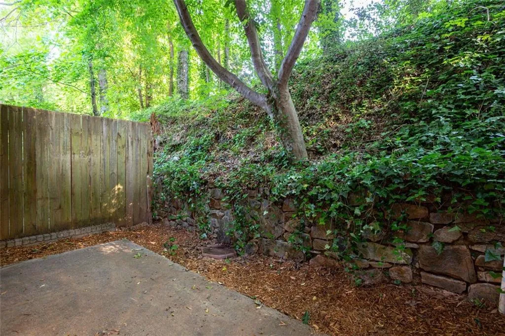 5580 Chemin De Vie, Atlanta, Georgia 30342, 2 Bedrooms Bedrooms, ,2 BathroomsBathrooms,Residential,Sold,5580 Chemin De Vie,6892293