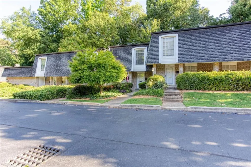 5580 Chemin De Vie, Atlanta, Georgia 30342, 2 Bedrooms Bedrooms, ,2 BathroomsBathrooms,Residential,Sold,5580 Chemin De Vie,6892293