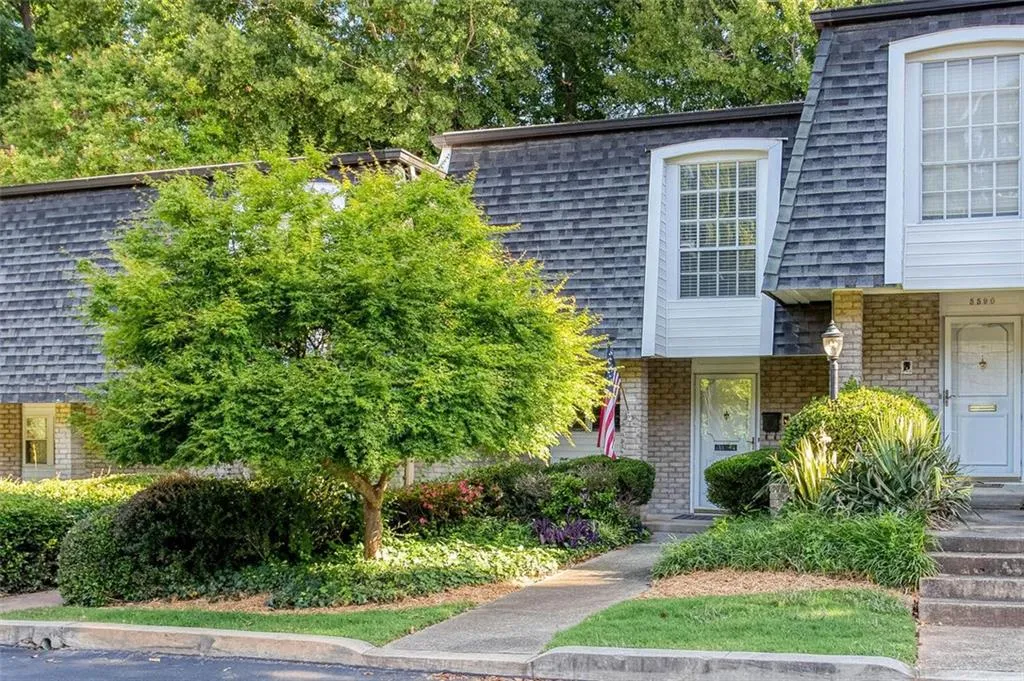 5580 Chemin De Vie, Atlanta, Georgia 30342, 2 Bedrooms Bedrooms, ,2 BathroomsBathrooms,Residential,Sold,5580 Chemin De Vie,6892293