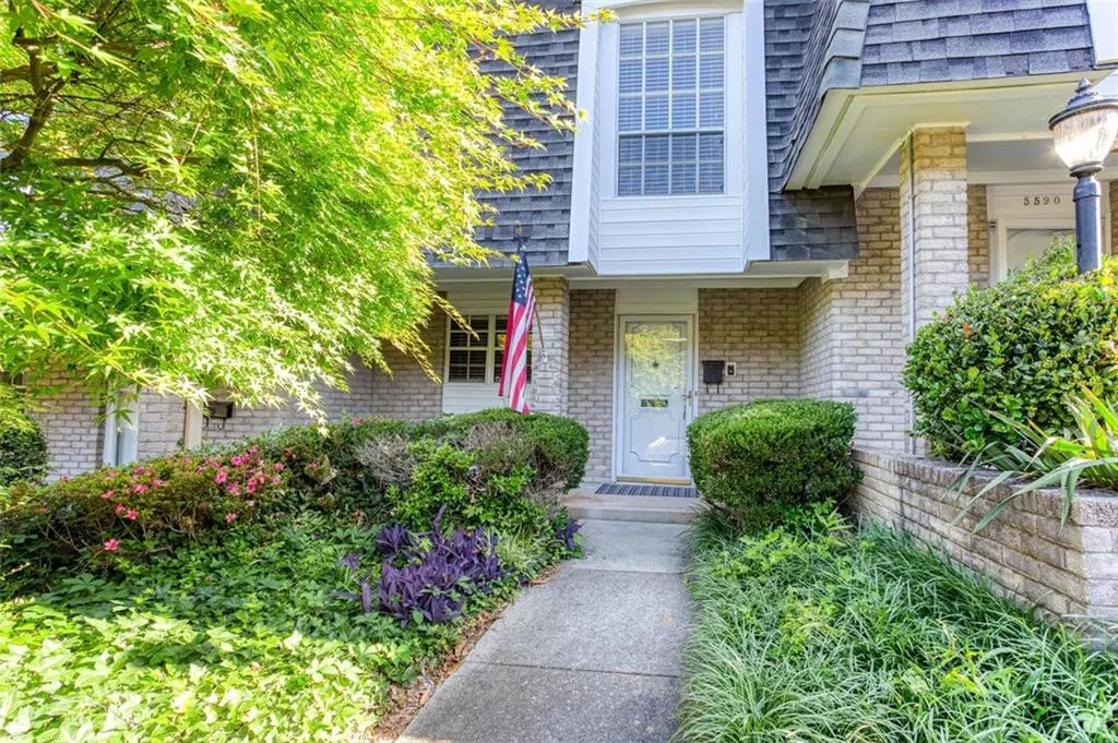 5580 Chemin De Vie, Atlanta, Georgia 30342, 2 Bedrooms Bedrooms, ,2 BathroomsBathrooms,Residential,Sold,5580 Chemin De Vie,6892293