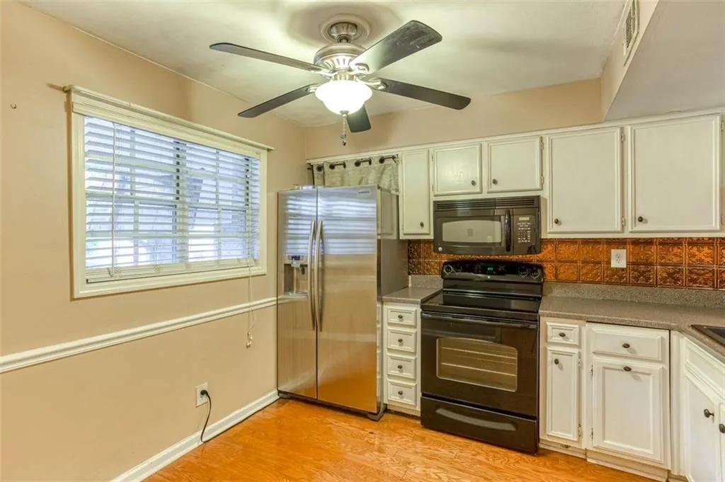 5580 Chemin De Vie, Atlanta, Georgia 30342, 2 Bedrooms Bedrooms, ,2 BathroomsBathrooms,Residential,Sold,5580 Chemin De Vie,6892293