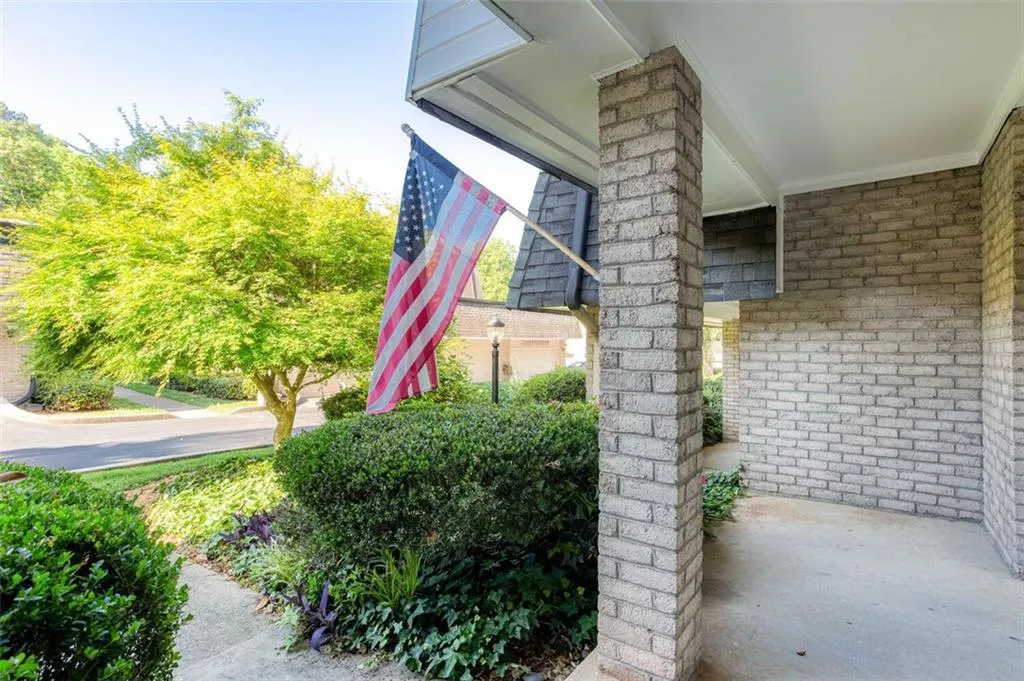 5580 Chemin De Vie, Atlanta, Georgia 30342, 2 Bedrooms Bedrooms, ,2 BathroomsBathrooms,Residential,Sold,5580 Chemin De Vie,6892293