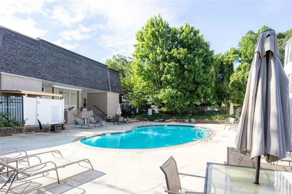 5580 Chemin De Vie, Atlanta, Georgia 30342, 2 Bedrooms Bedrooms, ,2 BathroomsBathrooms,Residential,Sold,5580 Chemin De Vie,6892293