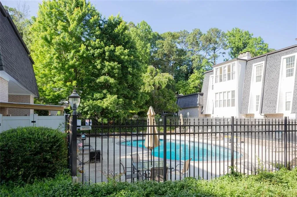 5580 Chemin De Vie, Atlanta, Georgia 30342, 2 Bedrooms Bedrooms, ,2 BathroomsBathrooms,Residential,Sold,5580 Chemin De Vie,6892293