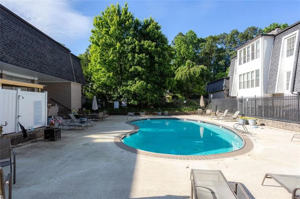 5580 Chemin De Vie, Atlanta, Georgia 30342, 2 Bedrooms Bedrooms, ,2 BathroomsBathrooms,Residential,Sold,5580 Chemin De Vie,6892293