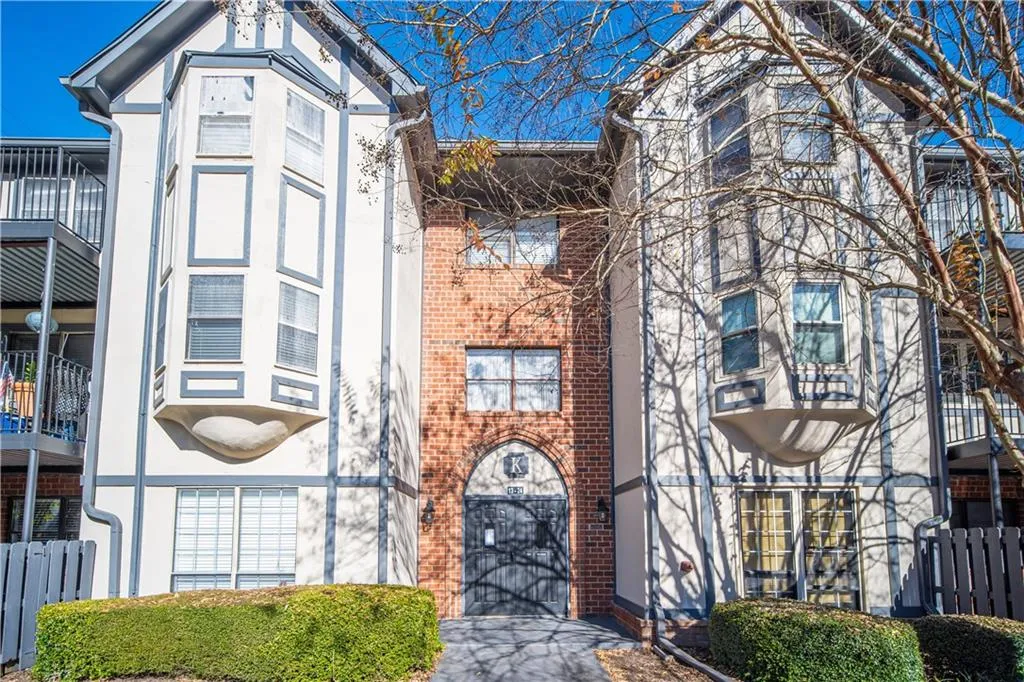 6851 Roswell Road Ne Unit K24, Sandy Springs, Georgia 30328, 3 Bedrooms Bedrooms, ,2 BathroomsBathrooms,Residential,Sold,6851 Roswell Road Ne Unit K24,6979810