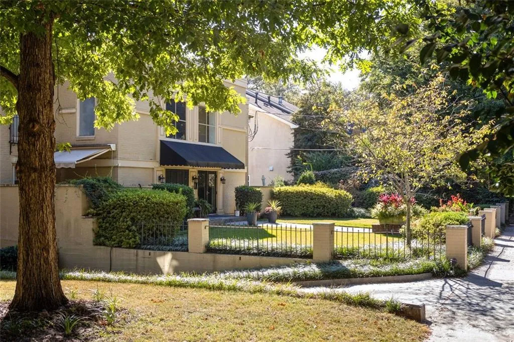 32 28th Street Nw Unit #204, Atlanta, Georgia 30309, 2 Bedrooms Bedrooms, ,2 BathroomsBathrooms,Residential,For Sale,32 28th Street Nw Unit #204,7669538