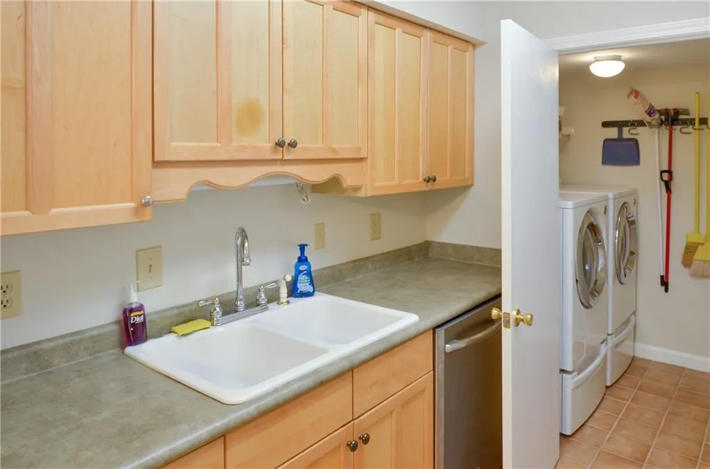 1609 Wingate Way, Sandy Springs, Georgia 30350, 2 Bedrooms Bedrooms, ,2 BathroomsBathrooms,Residential,Sold,1609 Wingate Way,7188443