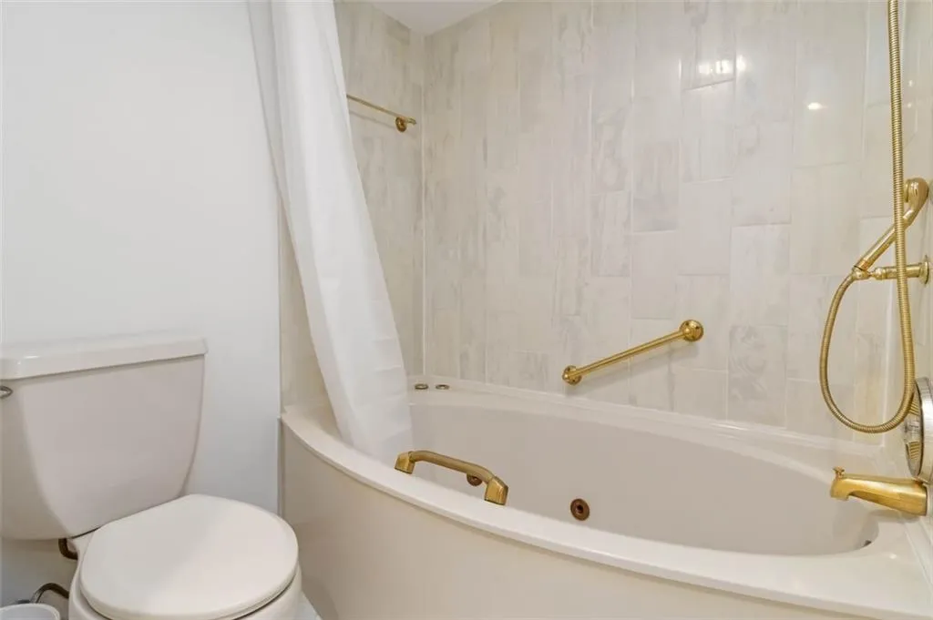3530 Piedmont Road Ne Unit 5a, Atlanta, Georgia 30305, 3 Bedrooms Bedrooms, ,2 BathroomsBathrooms,Residential,For Sale,3530 Piedmont Road Ne Unit 5a,7595843