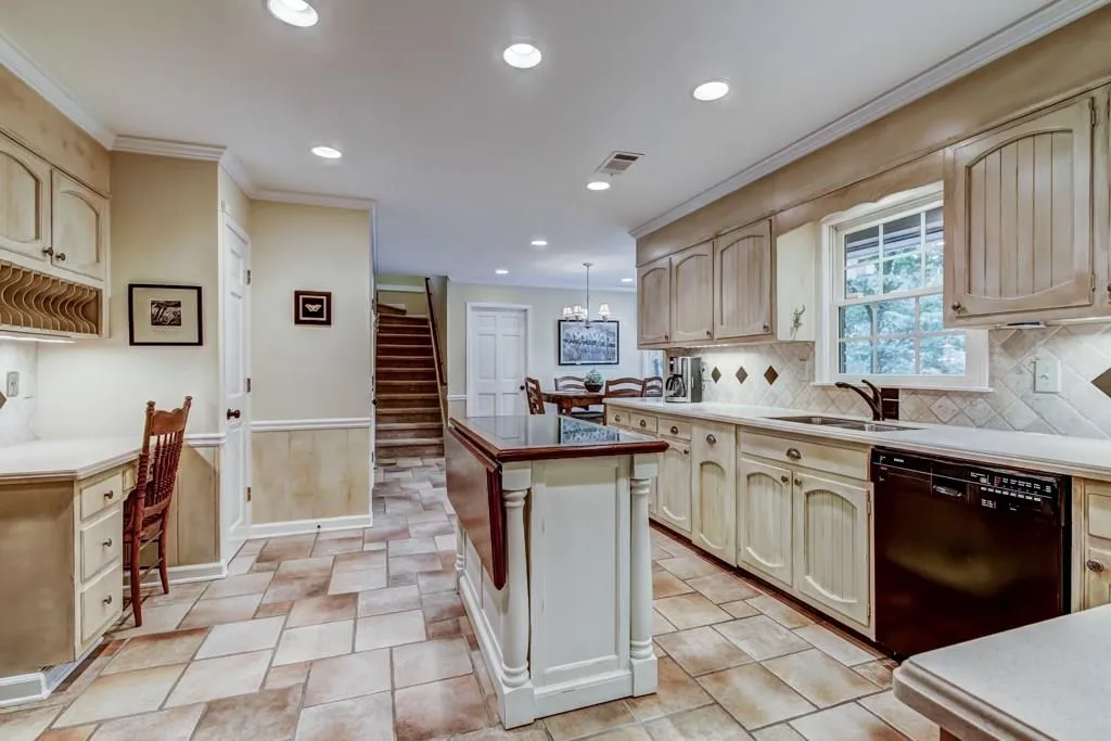 195 Northglenn Court, Atlanta, Georgia 30342, 4 Bedrooms Bedrooms, ,4 BathroomsBathrooms,Residential,Sold,195 Northglenn Court,5843566