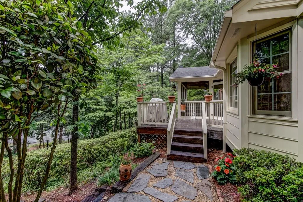 195 Northglenn Court, Atlanta, Georgia 30342, 4 Bedrooms Bedrooms, ,4 BathroomsBathrooms,Residential,Sold,195 Northglenn Court,5843566