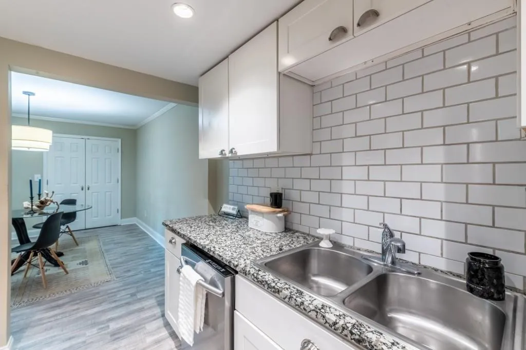 6851 Roswell Road Unit M-12, Sandy Springs, Georgia 30328, 3 Bedrooms Bedrooms, ,2 BathroomsBathrooms,Residential,Sold,6851 Roswell Road Unit M-12,6979015