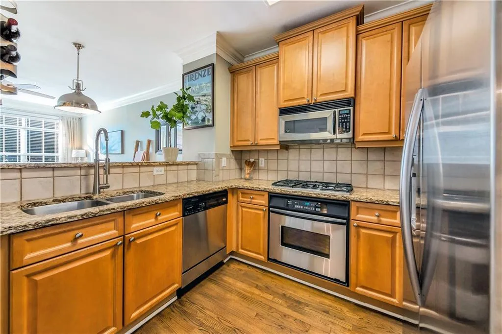 1062 Glenridge Place, Atlanta, Georgia 30342, 2 Bedrooms Bedrooms, ,1 BathroomBathrooms,Residential,Sold,1062 Glenridge Place,6798612