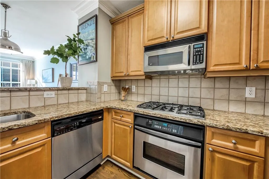 1062 Glenridge Place, Atlanta, Georgia 30342, 2 Bedrooms Bedrooms, ,1 BathroomBathrooms,Residential,Sold,1062 Glenridge Place,6798612