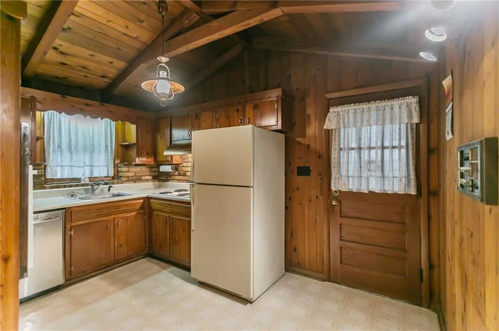 520 Timber Valley Road, Atlanta, Georgia 30342, 4 Bedrooms Bedrooms, ,2 BathroomsBathrooms,Residential,Sold,520 Timber Valley Road,6744280