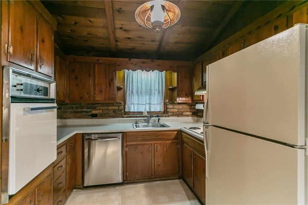 520 Timber Valley Road, Atlanta, Georgia 30342, 4 Bedrooms Bedrooms, ,2 BathroomsBathrooms,Residential,Sold,520 Timber Valley Road,6744280