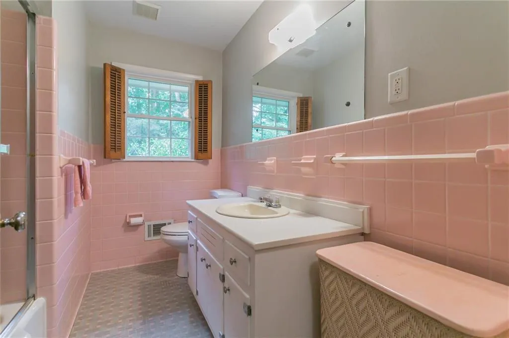 520 Timber Valley Road, Atlanta, Georgia 30342, 4 Bedrooms Bedrooms, ,2 BathroomsBathrooms,Residential,Sold,520 Timber Valley Road,6744280