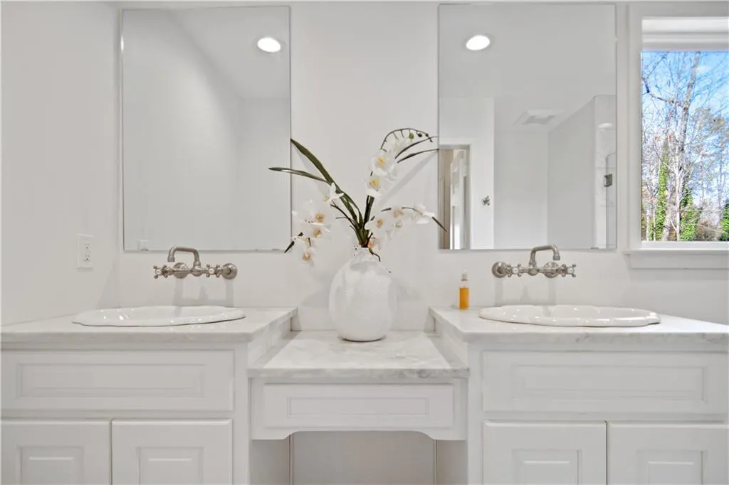 635 River Valley Road, Sandy Springs, Georgia 30328, 4 Bedrooms Bedrooms, ,3 BathroomsBathrooms,Residential,Sold,635 River Valley Road,6659995