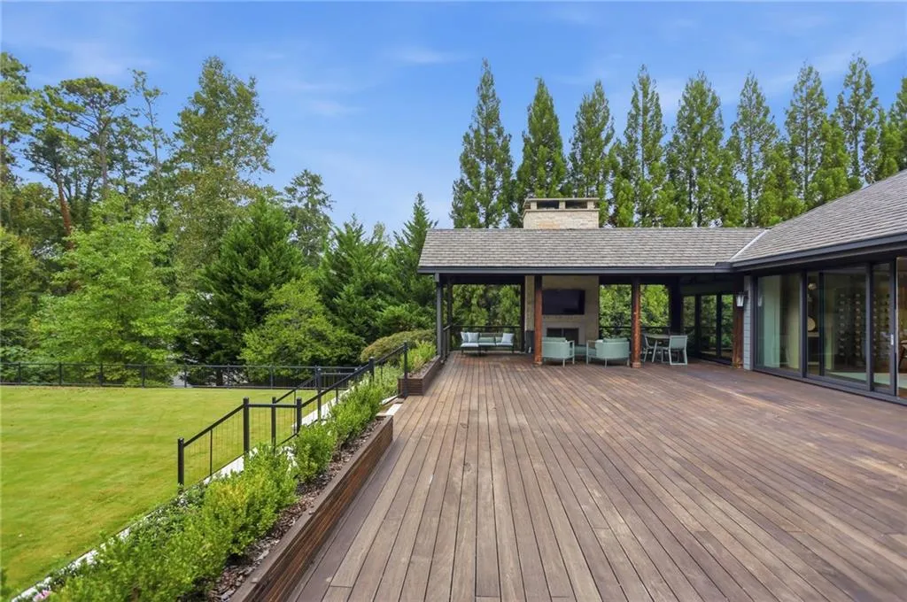 3860 Peachtree Dunwoody Road Ne, Atlanta, Georgia 30342, 4 Bedrooms Bedrooms, 0 ,3 BathroomsBathrooms,Residential,For Sale,3860 Peachtree Dunwoody Road Ne,7856074