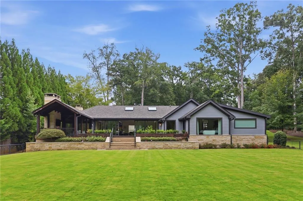 3860 Peachtree Dunwoody Road Ne, Atlanta, Georgia 30342, 4 Bedrooms Bedrooms, 0 ,3 BathroomsBathrooms,Residential,For Sale,3860 Peachtree Dunwoody Road Ne,7856074