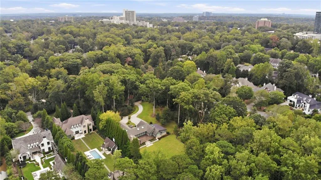 3860 Peachtree Dunwoody Road Ne, Atlanta, Georgia 30342, 4 Bedrooms Bedrooms, 0 ,3 BathroomsBathrooms,Residential,For Sale,3860 Peachtree Dunwoody Road Ne,7856074