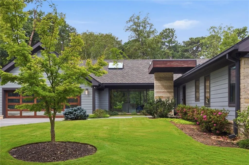 3860 Peachtree Dunwoody Road Ne, Atlanta, Georgia 30342, 4 Bedrooms Bedrooms, 0 ,3 BathroomsBathrooms,Residential,For Sale,3860 Peachtree Dunwoody Road Ne,7856074