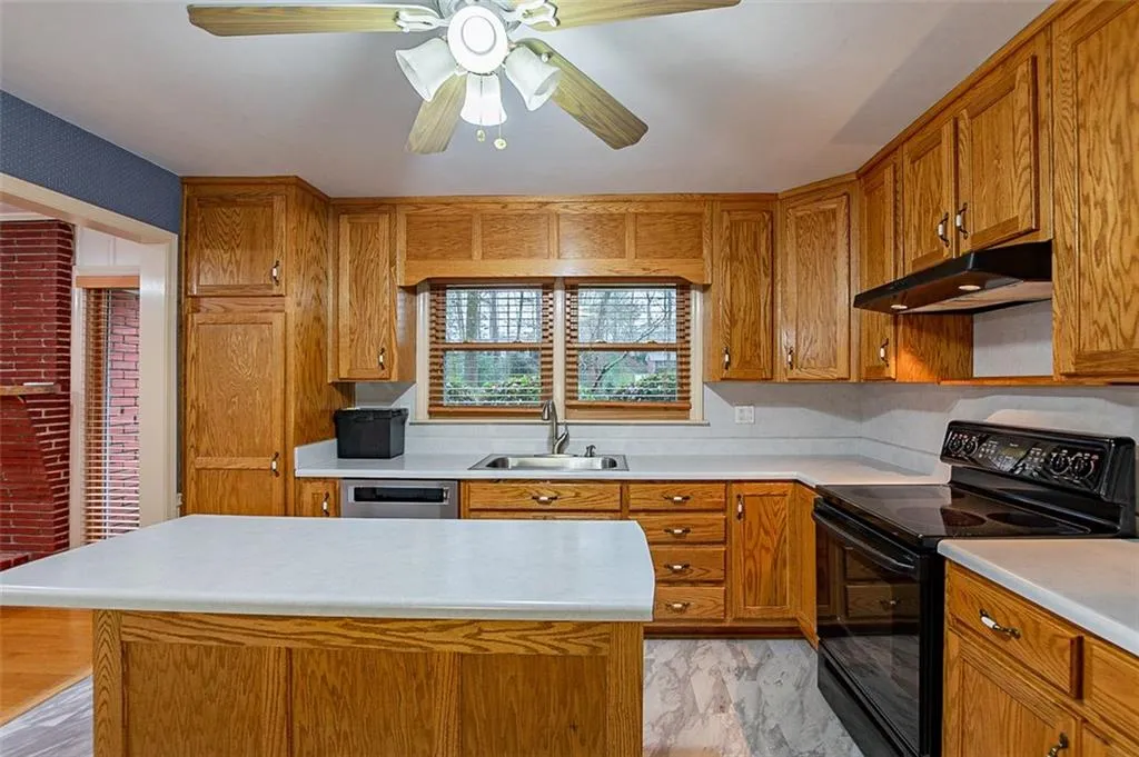 6835 Castleton Drive, Atlanta, Georgia 30328, 3 Bedrooms Bedrooms, ,2 BathroomsBathrooms,Residential,Sold,6835 Castleton Drive,6994131