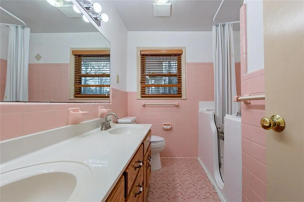 6835 Castleton Drive, Atlanta, Georgia 30328, 3 Bedrooms Bedrooms, ,2 BathroomsBathrooms,Residential,Sold,6835 Castleton Drive,6994131