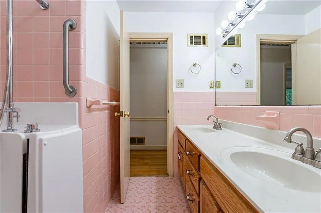 6835 Castleton Drive, Atlanta, Georgia 30328, 3 Bedrooms Bedrooms, ,2 BathroomsBathrooms,Residential,Sold,6835 Castleton Drive,6994131