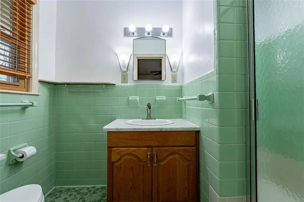 6835 Castleton Drive, Atlanta, Georgia 30328, 3 Bedrooms Bedrooms, ,2 BathroomsBathrooms,Residential,Sold,6835 Castleton Drive,6994131