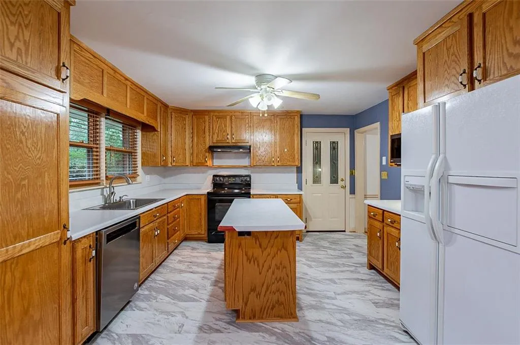 6835 Castleton Drive, Atlanta, Georgia 30328, 3 Bedrooms Bedrooms, ,2 BathroomsBathrooms,Residential,Sold,6835 Castleton Drive,6994131