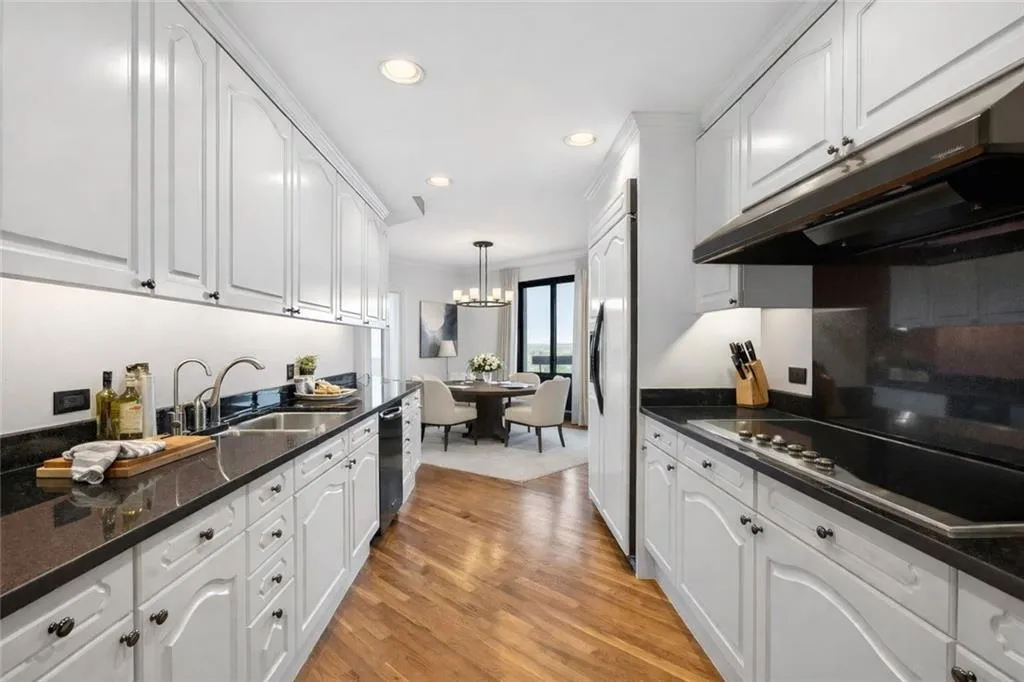2660 Peachtree Road Nw Unit 19f, Atlanta, Georgia 30305, 2 Bedrooms Bedrooms, 0 ,2 BathroomsBathrooms,Residential,For Sale,2660 Peachtree Road Nw Unit 19f,7720051