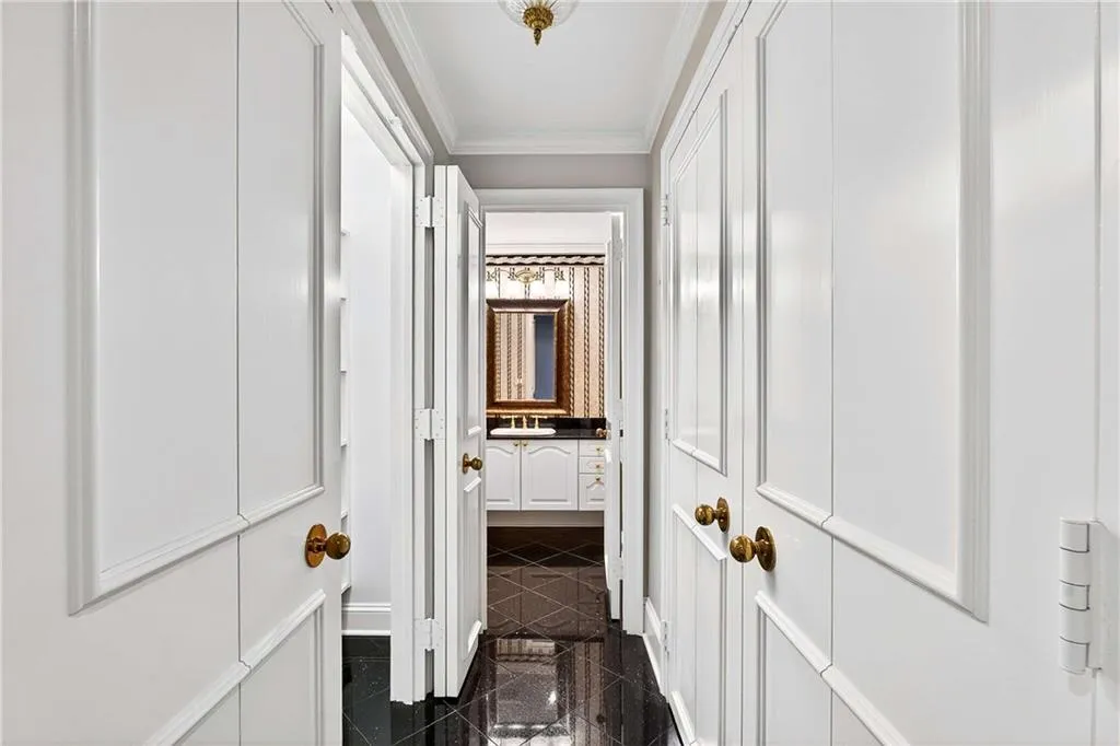 2660 Peachtree Road Nw Unit 19f, Atlanta, Georgia 30305, 2 Bedrooms Bedrooms, 0 ,2 BathroomsBathrooms,Residential,For Sale,2660 Peachtree Road Nw Unit 19f,7720051