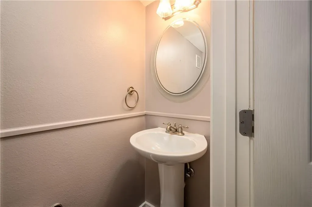 6940 Roswell Road Unit 22d, Sandy Springs, Georgia 30328, 2 Bedrooms Bedrooms, ,1 BathroomBathrooms,Residential,Sold,6940 Roswell Road Unit 22d,6720696