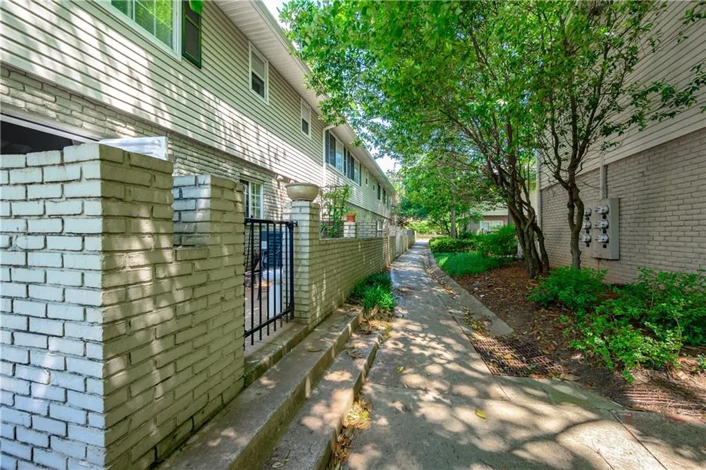 6940 Roswell Road Unit 22d, Sandy Springs, Georgia 30328, 2 Bedrooms Bedrooms, ,1 BathroomBathrooms,Residential,Sold,6940 Roswell Road Unit 22d,6720696