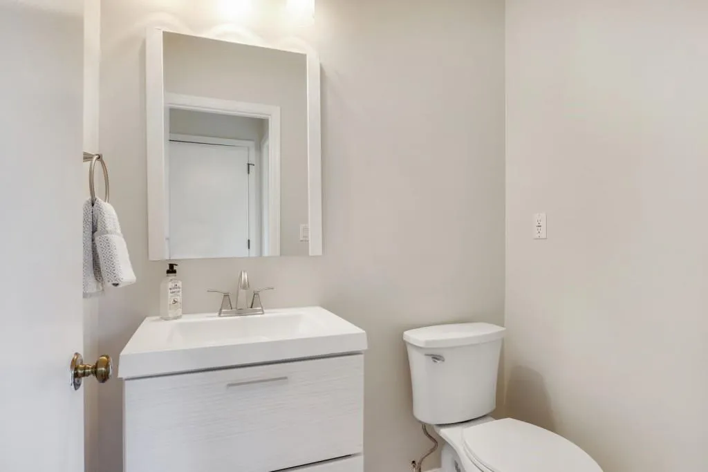 9870 Huntcliff Trace, Sandy Springs, Georgia 30350, 4 Bedrooms Bedrooms, ,3 BathroomsBathrooms,Residential,Sold,9870 Huntcliff Trace,6869489