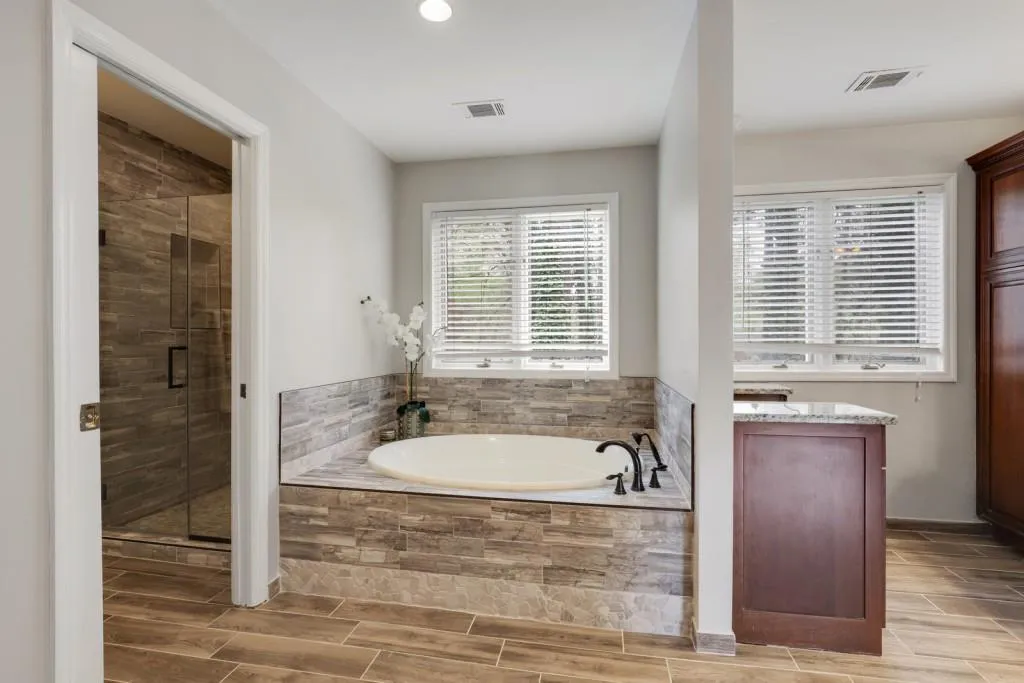 9870 Huntcliff Trace, Sandy Springs, Georgia 30350, 4 Bedrooms Bedrooms, ,3 BathroomsBathrooms,Residential,Sold,9870 Huntcliff Trace,6869489